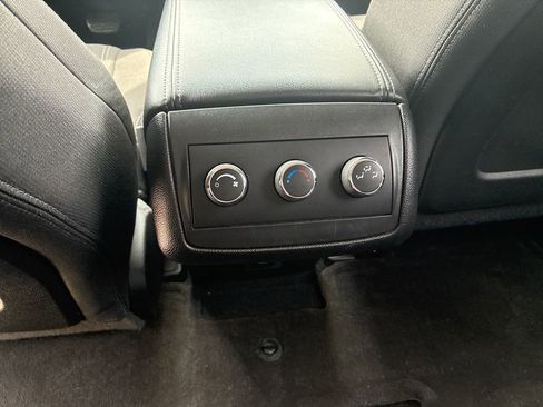 Used 2017 Chevrolet Traverse LT w/ Style and Technology Package FWD image 19