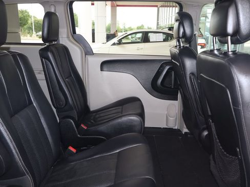 Used 2012 Chrysler Town & Country Touring w/ Entertainment Group #1 FWD image 39