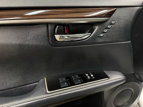 Used 2016 Lexus ES 350 Sedan w/ Luxury Package w/Wood Trim image 13