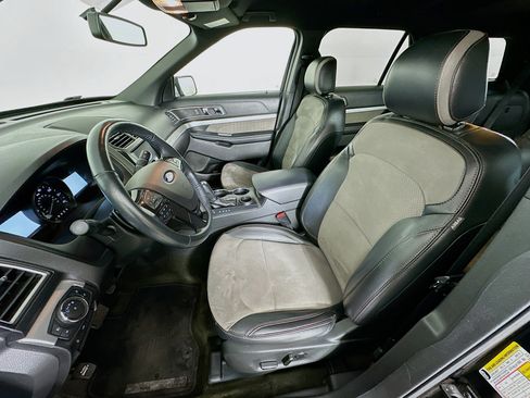 Used 2017 Ford Explorer XLT w/ Equipment Group 202A image 13