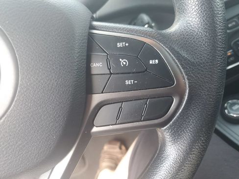 Used 2019 Jeep Cherokee Latitude w/ Popular Appearance Group AWD/4WD image 16