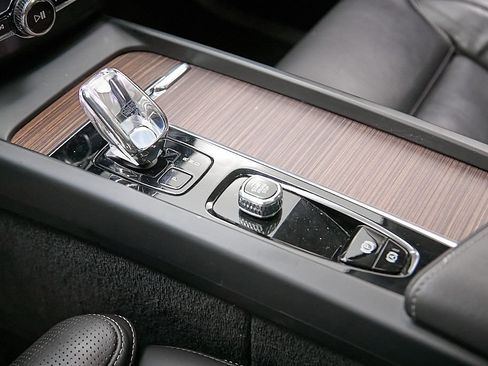 Certified 2023 Volvo XC60 B5 Ultimate w/ Climate Package image 16