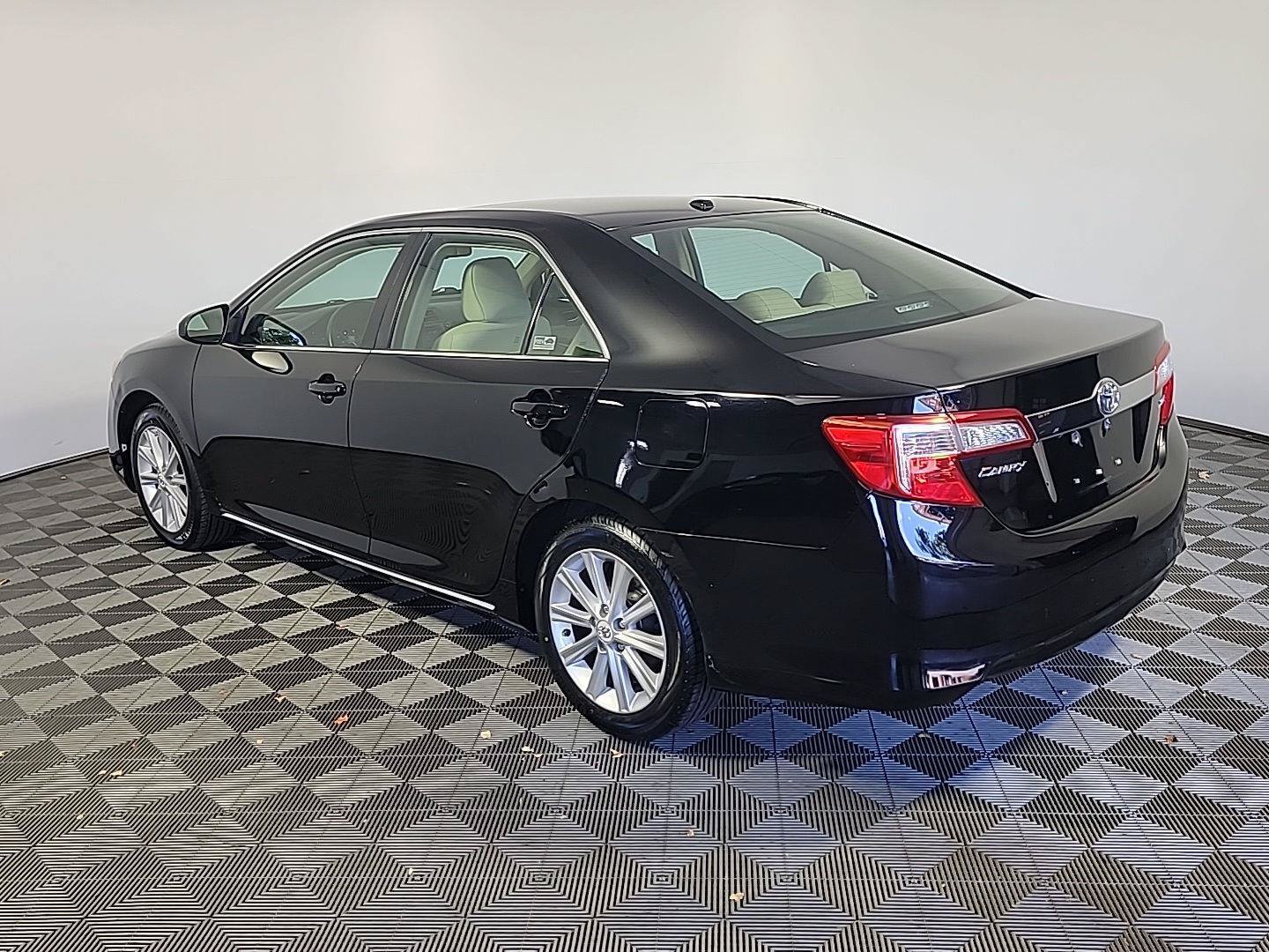 Used 2012 Toyota Camry XLE w/ Leather Pkg FWD image 9