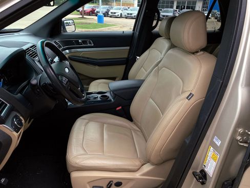 Used 2017 Ford Explorer XLT w/ Equipment Group 202A FWD image 10