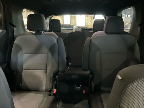 Used 2023 Chevrolet Traverse LT image 32