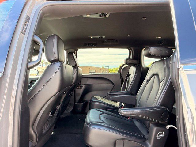 Certified 2025 Chrysler Pacifica Select FWD image 16