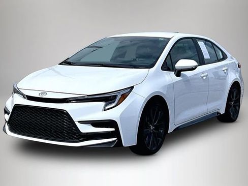 Used 2025 Toyota Corolla SE image 2