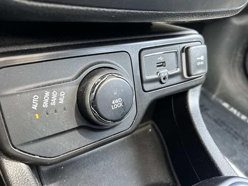 Certified 2023 Jeep Renegade Latitude w/ Sun/Sound Group AWD/4WD image 35