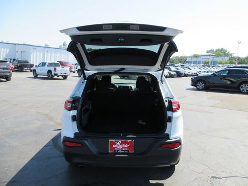 Used 2016 Jeep Cherokee Latitude w/ Comfort/Convenience Group FWD image 8