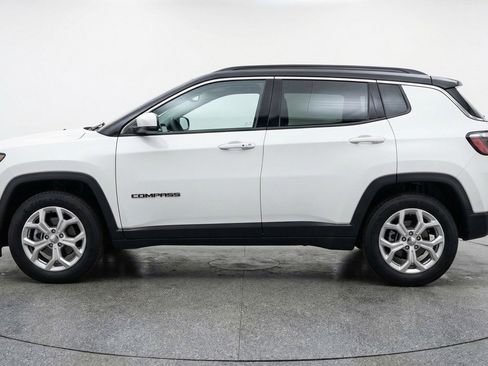 Used 2025 Jeep Compass Latitude AWD/4WD image 5