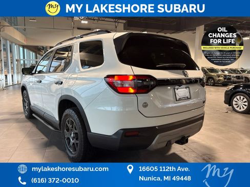 Used 2025 Honda Pilot TrailSport image 5