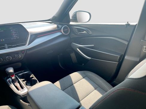 Used 2025 Chevrolet Trax RS FWD image 25