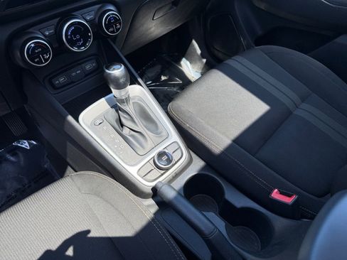Used 2022 Hyundai Venue SEL FWD image 18