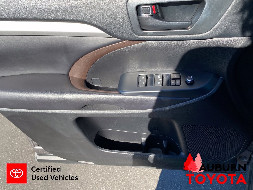 Used 2018 Toyota Highlander Plus AWD/4WD image 10