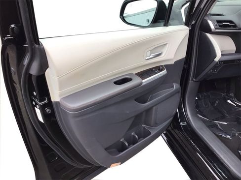 Used 2024 Toyota Sienna XLE image 20