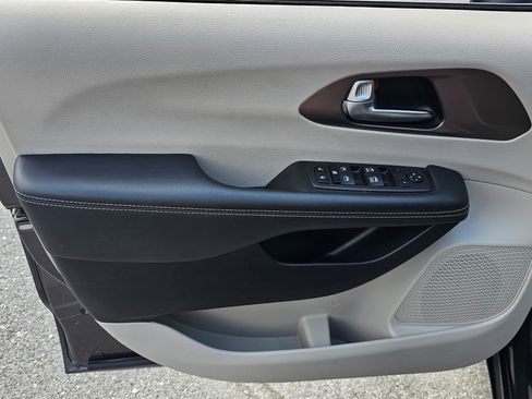 Used 2023 Chrysler Voyager LX image 18