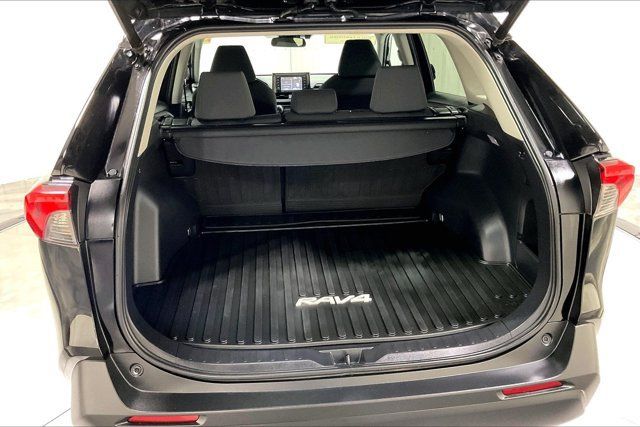 Certified 2020 Toyota RAV4 XLE w/ Convenience Package AWD/4WD image 39