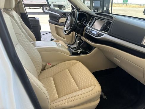Used 2017 Toyota Highlander Plus FWD image 26