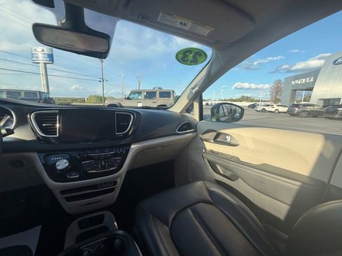 Used 2023 Chrysler Pacifica Touring-L FWD image 15