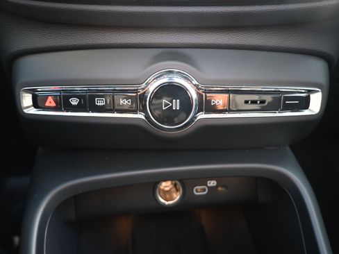 Used 2025 Volvo XC40 B5 Core image 22