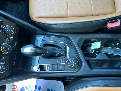 Used 2018 Volkswagen Tiguan SE AWD/4WD image 17