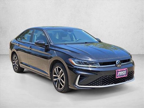 Used 2025 Volkswagen Jetta SE FWD image 3