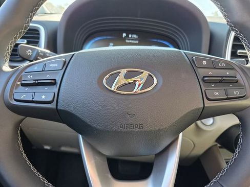 Used 2025 Hyundai Venue SEL image 33