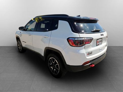 Used 2025 Jeep Compass Trailhawk AWD/4WD image 9