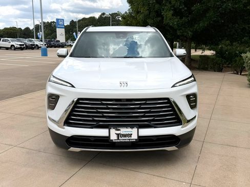 Used 2026 Buick Enclave Preferred FWD image 2