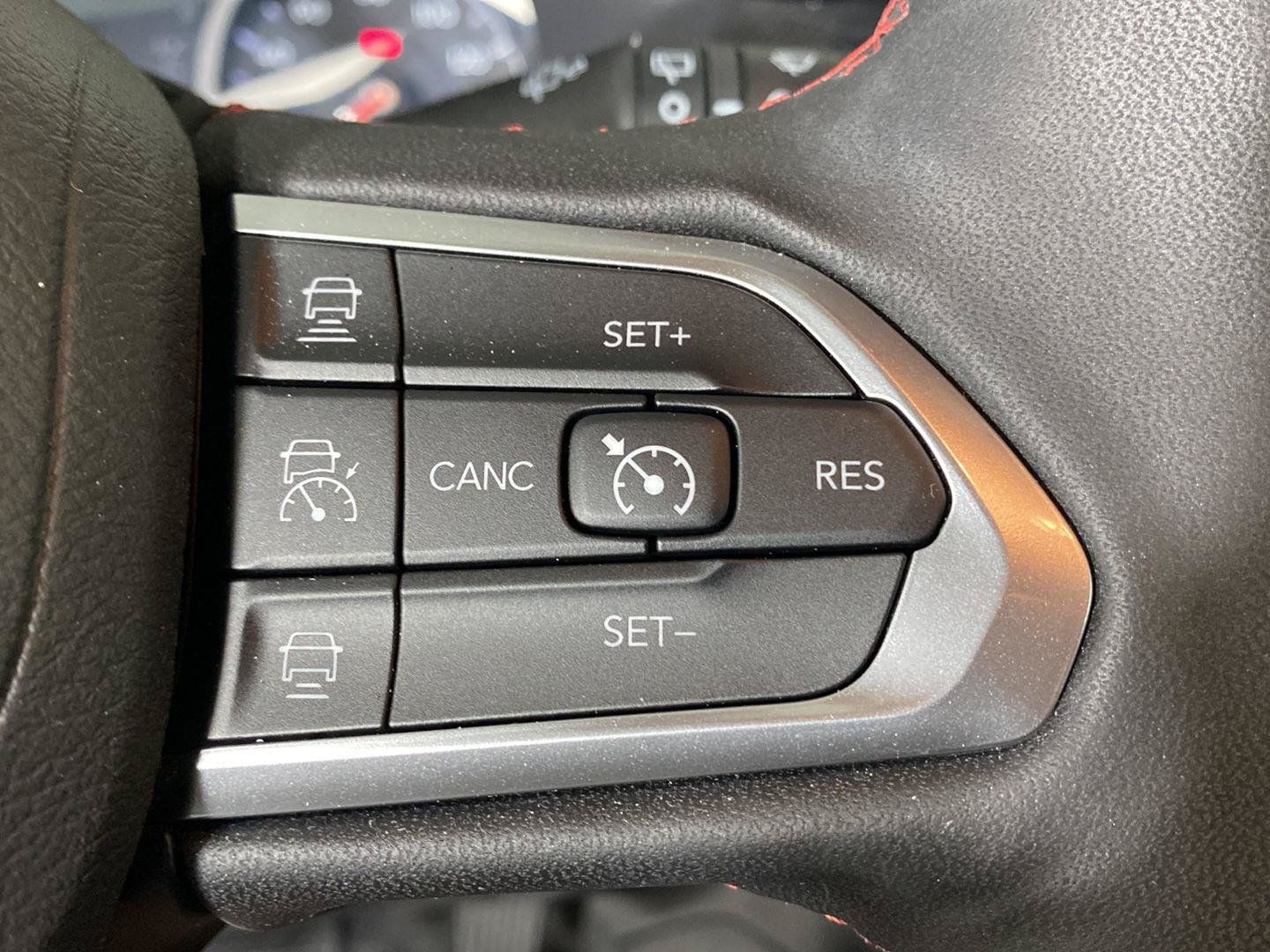 Used 2023 Jeep Compass Trailhawk w/ Trailhawk Convenience Group AWD/4WD image 18