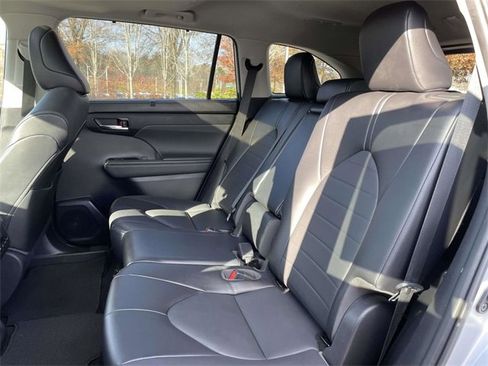 Used 2021 Toyota Highlander XLE image 17