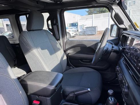 Used 2025 Jeep Wrangler Unlimited Sahara AWD/4WD image 18