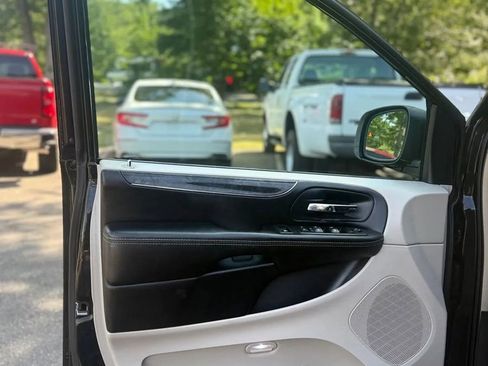Used 2014 Chrysler Town & Country Touring-L w/ Driver Convenience Group FWD image 9