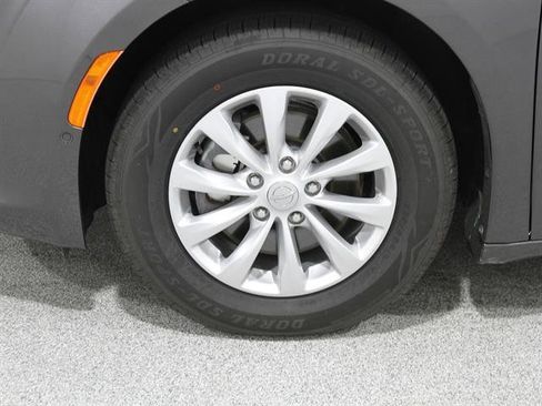 Used 2019 Chrysler Pacifica Touring-L w/ Advanced Safetytec Group image 25