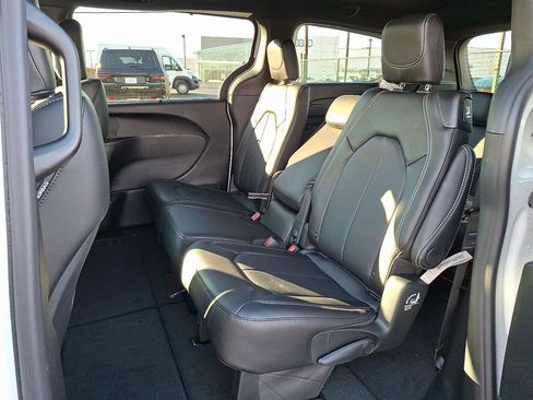 New 2026 Chrysler Pacifica Select FWD image 9