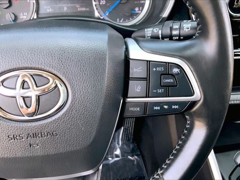 Used 2023 Toyota Highlander XLE AWD/4WD image 25