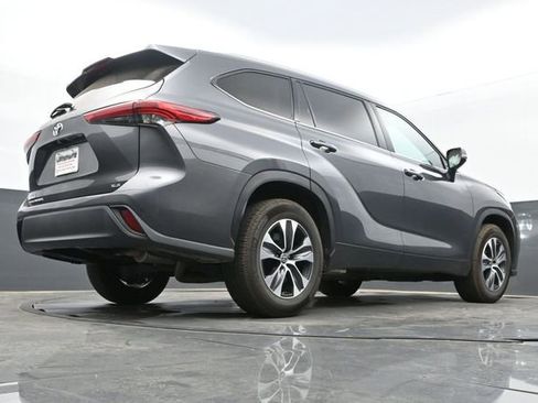 Used 2022 Toyota Highlander XLE image 11