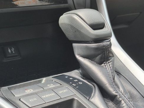 Used 2019 Toyota RAV4 LE FWD image 11