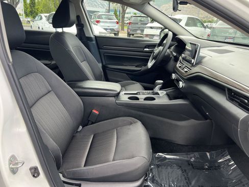 Used 2025 Nissan Altima 2.5 SV FWD image 17