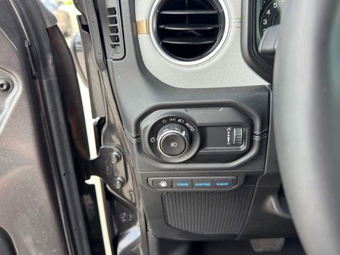 Used 2025 Jeep Wrangler Unlimited Sahara image 24