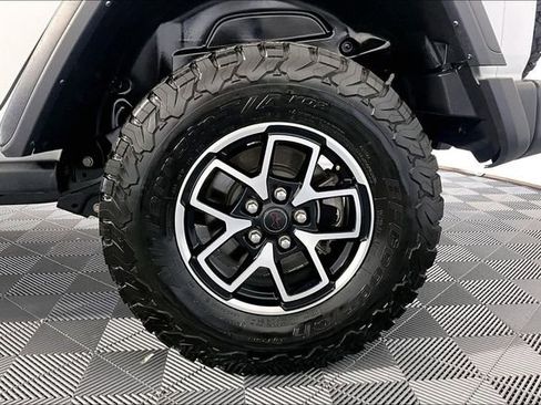 Used 2025 Jeep Wrangler Unlimited Rubicon AWD/4WD image 8
