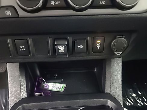 Used 2022 Toyota Tacoma TRD Sport image 36