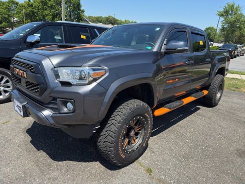 Used 2019 Toyota Tacoma TRD Sport AWD/4WD image 2