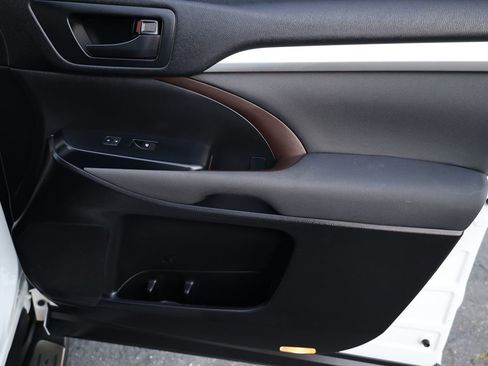 Used 2017 Toyota Highlander LE image 17