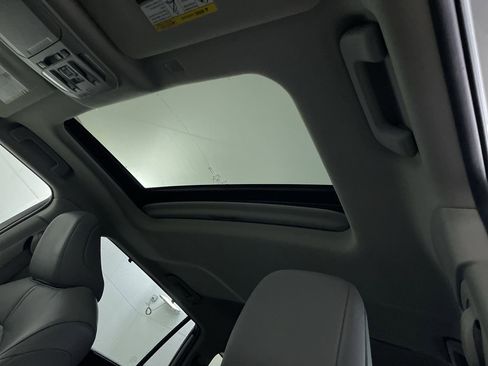 Used 2020 Toyota Highlander XLE image 18