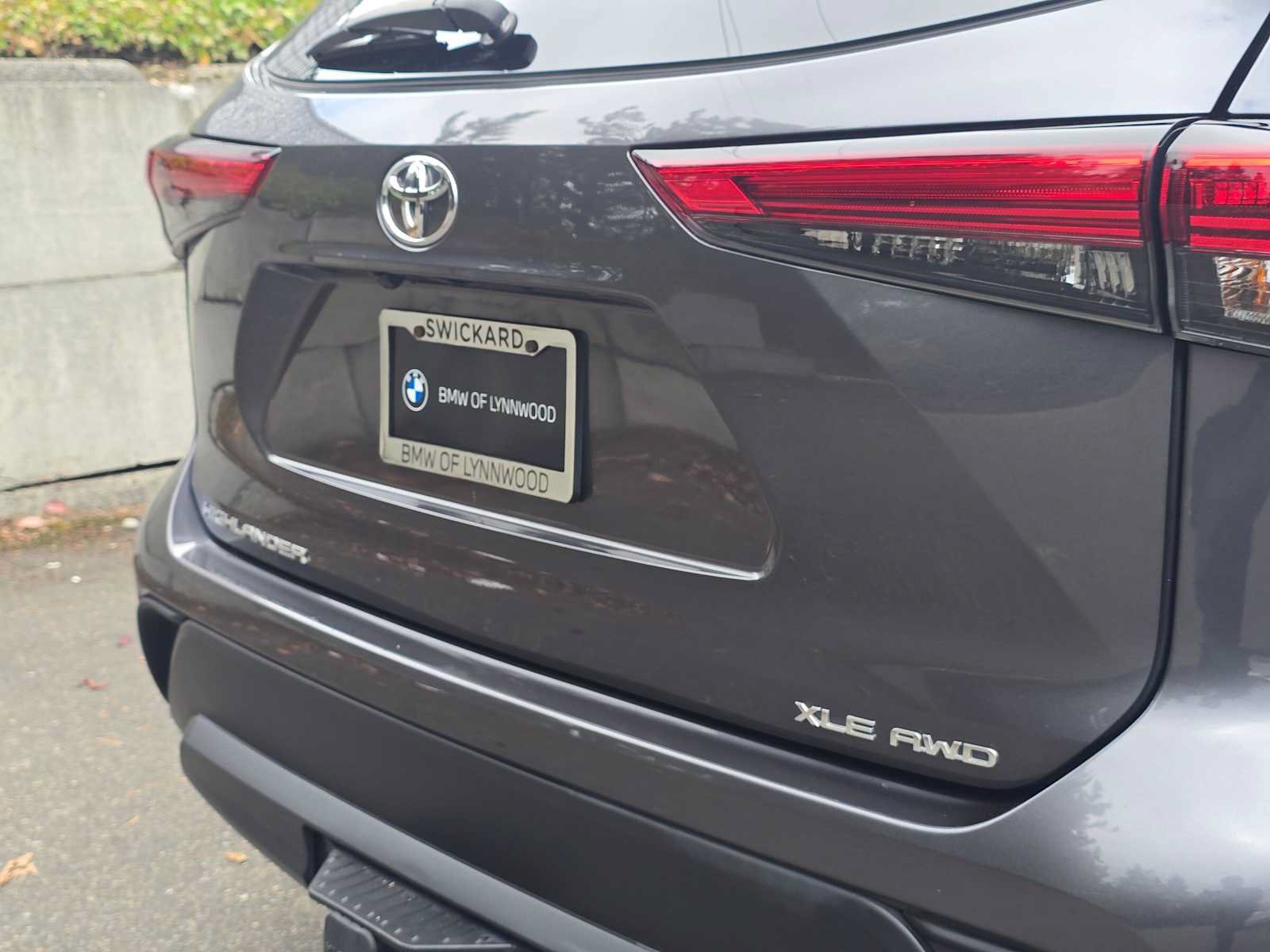 Used 2020 Toyota Highlander XLE AWD/4WD image 13