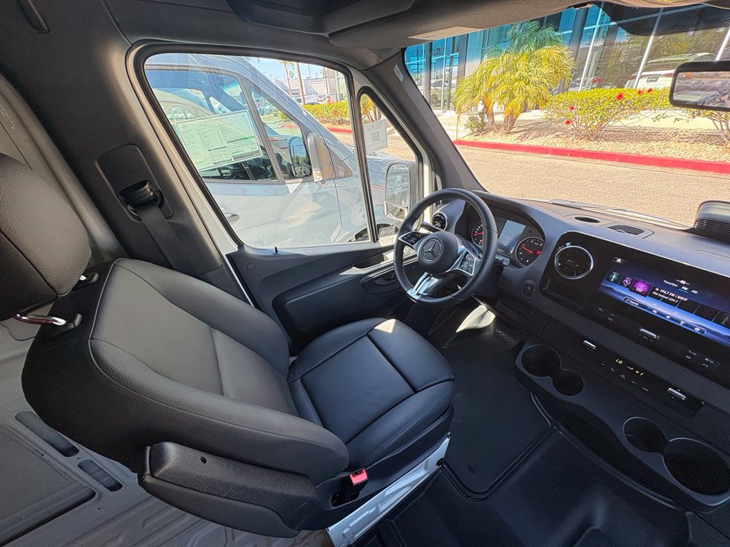 Used 2025 Mercedes-Benz Sprinter 2500 image 8