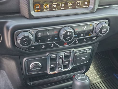 Used 2022 Jeep Wrangler Unlimited Sahara AWD/4WD image 10