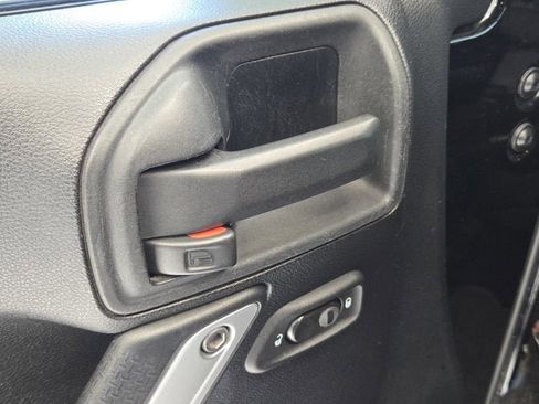 Used 2012 Jeep Wrangler Unlimited Sahara image 18