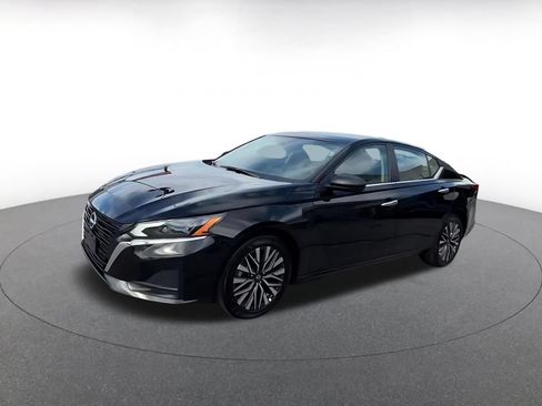 Used 2025 Nissan Altima 2.5 SV FWD image 7